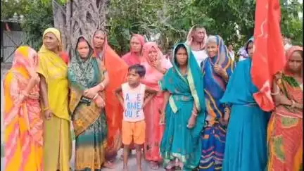 ताजपुर: विश्वकर्मा चौक पर जला ट्रांसफार्मर बदलने की मांग को लेकर आक्रोशित उपभोक्ताओं ने ऊर्जा मंत्री का पुतला फूंका #jansamasya