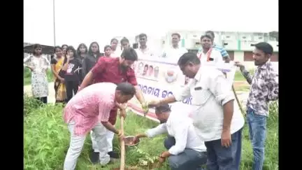 ନୂଆପଡା: ନେଗିପାଲି ସ୍ଥିତ ଆଦର୍ଶ ବିଦ୍ୟାଳୟରେ ମାଁ ପାଇଁ ଗଛ ଟିଏ କାର୍ଯ୍ୟକ୍ରମ