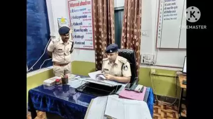 पिछोर: एसडीओपी प्रशांत शर्मा ने थाना पिछोर पहुंचकर रात्रि गश्त बल को किया चेक