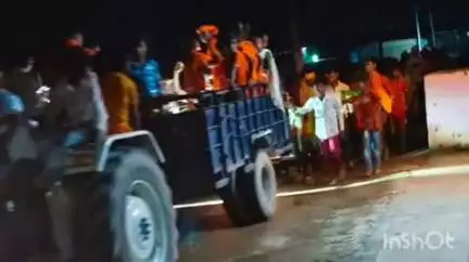नानपारा: माघी में सरयू नदी के तकिया घाट पर पहुंचे सैकड़ों श्रद्धालु, जल भरकर शुरू की बाबा जंगली नाथ की यात्रा