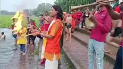 इकौना: टड़वा महंथ सीताद्वार के सीता सरोवर से जल लेकर सावन के प्रथम सोमवार पर जलाभिषेक के लिए बड़ी संख्या में निकले कावड़ भक्त