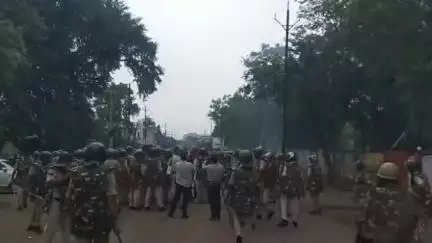ये फिर साबित हो गया कि मोहन यादव की सरकार में न्याय और अधिकार की बात करना अपराध है।
हरदा में करणी सेना/राजपूत समाज के साथ पुलिस द्वारा किये गए बर्बरतापूर्ण लाठी चार्ज की मैं घोर निंदा करता हूँ।