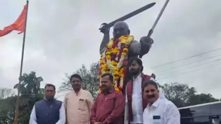 मेहकर: शिवा काशिद यांच्या पुण्यतिथीनिमित्त पन्हाळा येथे आ. सिद्धार्थ खरात यांनी केले अभिवादन