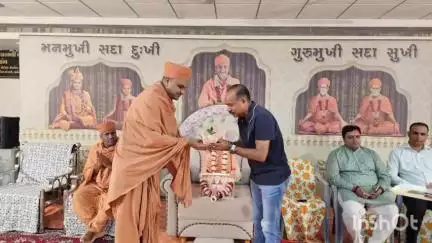 જૂનાગઢ: ફળદુ વાડી ખાતે સ્વામિનારાયણ સંસ્થા હરિધામ ખાતે ગુરુપૂર્ણિમા  કાર્યક્રમ યોજાયો