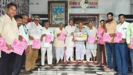 केशोरायपाटन: कापरेन में बाबा रामदेव मंदिर में मेघवाल समाज की बैठक आयोजित, कोटा में होने वाली शोभायात्रा के पोस्टर का विमोचन किया गया