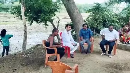 पट्टी:करनपुर खूझी में राजेश हरिजन के भाई के निधन एवं गोगलापुर निवासी डॉ वासुदेव वर्मा की माताजी के निधन पर क्लीनिक करैला बाजार पहुंचकर जताई संवेदना।