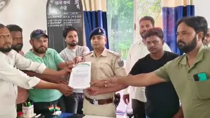 चान्हो: अंजुमन के सदस्यों ने थाना प्रभारी को सौंपा ज्ञापन, नशे के खिलाफ सख्त कार्रवाई की मांग