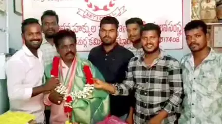 పలమనేరు: పలమనేరు. ప్రజా సమస్యలపై పోరాటానికి మేము సైతం అంటూ మానవ హక్కుల జిల్లా అధ్యక్షుడిని సన్మానించిన యువత