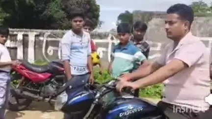 पुष्पराजगढ़: लहसुई में सड़क पर गड्ढे के कारण युवक गिरकर घायल