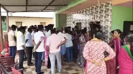 ಹೊಸಕೋಟೆ: ಕೆ. ಸತ್ಯವಾರದಲ್ಲಿ ಹೆಂಡತಿಯನ್ನು ನೇಣುಬಿಗಿದು ಕೊಲೆ ಮಾಡಿದ ಗಂಡ, ಮೃತ ಮಹಿಳೆಯ ತಾಯಿ ಗಂಭೀರ ಆರೋಪ
