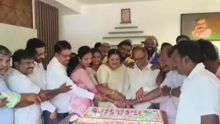 ಗುಬ್ಬಿ: ಪಟ್ಟಣದಲ್ಲಿ ಶಾಸಕ ಎಸ್.ಆರ್ ಶ್ರೀನಿವಾಸ್ ಹುಟ್ಟುಹಬ್ಬ ಆಚರಿಸಿದ ಮುಖಂಡರು, ಕಾರ್ಯಕರ್ತರು