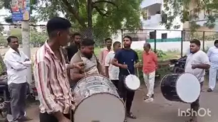 जळगाव: ज्येष्ठ विधीज्ञ उज्वल निकम कुटुंबीयांतर्फे बॅरिस्टर निकम चौक येथे फटाके फोडत, पेढे वाटप करत आनंद उत्सव साजरा