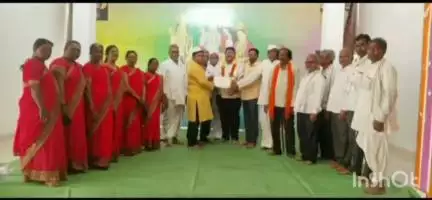 कुही: शाहू महाराज जेष्ठ साहित्यीक कलाकार मानधन समिती सदस्यपदी नियुक्ती बद्दल रुख्खड आश्रम मंदीर कूही येथे डॉ. खडसेंचा सत्कार