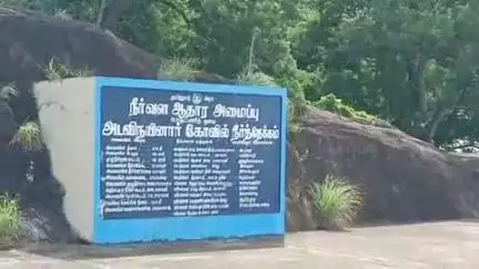 செங்கோட்டை: விடுமுறை நாள் சுற்றுலாத்தலங்களை தேடி செல்லும் பயணிகள் கூட்டம்