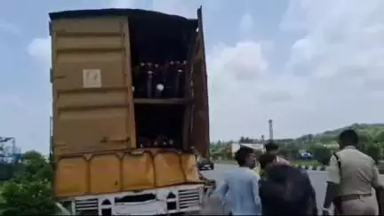 నిజామాబాద్ రూరల్: డిచ్పల్లిలో కంటైన ఢీకొని డ్రైవర్ మృతి