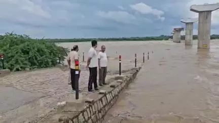 मोठ: बेतवा नदी का जलस्तर बढ़ने से मौठ से टहरौली जाने वाले मार्ग को किया गया बंद, उपजिलाधिकारी ने दी जानकारी