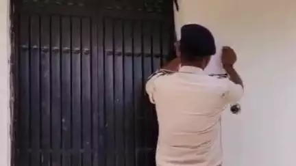 आरा: भोजपुर पुलिस ने फरार आरोपियों पुनीत कुमार और शुभम कुमार के घर तामिल किया इश्तिहार, कुर्की की कार्रवाई तेज