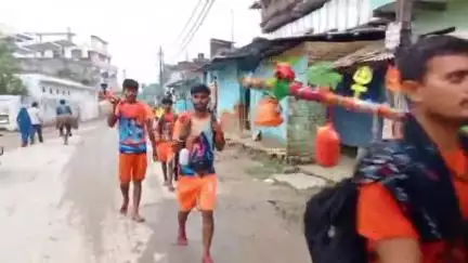 चुनार: सावन के पहले सोमवार को जल चढ़ाने के लिए चुनार से रवाना हुए कांवड़िये