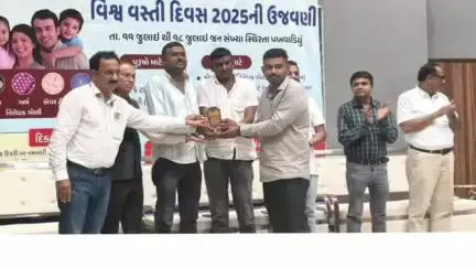 માળીયા હાટીના: જિલ્લા પંચાયત જુનાગઢ દ્વારા વલ્ડ પોપ્યુલેશન ડેની ઉજવણી કરવામાં આવેલ જેમાં માળીયા કર્મચારીઓનું એવોર્ડ આપીને સન્માનિત