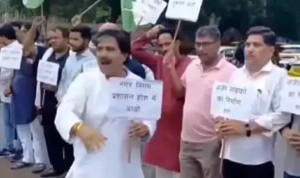चीनोर: शहर की जर्जर सड़कों को लेकर कांग्रेस ने फूलबाग में किया धरना प्रदर्शन