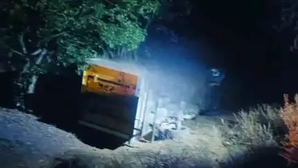 வேடசந்தூர்: வேல்வார்கோட்டை பிரிவு அருகே பால் வேன் கவிழ்ந்து விபத்து