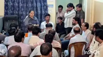 कुम्भराज: कुंभराज में विधायक ने नगर की समस्याओं, मांगों और असामाजिक तत्वों को लेकर व्यापारियों व लोगों के साथ की बैठक