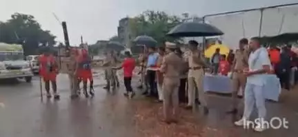 जानसठ: भोपा गंग नहर पटरी मार्ग पर कावड़ यात्रा को ध्यान में रखते हुए पुलिस अधिकारियों ने शिव भक्तों पर बरसात की