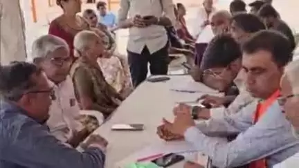 કડી: કડી શહેરનાં ઉમિયા માતાજી મંદિર ખાતે વડીલ વયવંદના કાર્યક્રમ યોજાયો,100 થી વધારે વડીલોને આયુષ્યમાન કાર્ડ કાઢી આપવામા આવ્યા