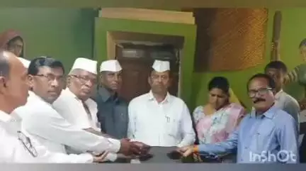 पेठ: तालुका पेन्शनर्स संघटनेने मंत्री नरहरी झिरवाळ यांची वनारे येथे भेट घेऊन दिले निवेदन