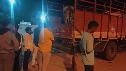 ಚಳ್ಳಕೆರೆ: ನಗರದ ಹೊರಭಾಗದಲ್ಲಿ ರಾಸು ಸಾಗಿಸುತ್ತಿದ್ದ ವಾಹನ ಪೊಲೀಸರಿಗೊಪ್ಪಿಸಿದ ಬಜರಂಗದಳ ಕಾರ್ಯಕರ್ತರು