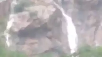 अजमेर: चामुंडा माता मंदिर की पहाड़ियों से बहने लगा झरना, प्राकृतिक नजारे को देखने उमड़े लोग