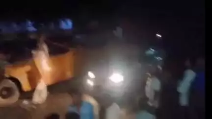 बहेड़ी: शेरगढ़ रोड पर डेलपुर के पास दिल्ली जा रही डग्गामार बस और अज्ञात ट्रैक्टर ट्रॉली में टक्कर, हादसे में एक की मौत, दो घायल