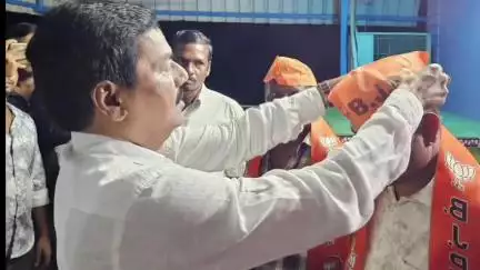 ସୁକିନ୍ଦା: ସୁକିନ୍ଦା ବିଜେପି କାର୍ଯ୍ୟାଳୟରେ ମନ୍ତ୍ରୀ ପ୍ରଦୀପ ବଳସାମନ୍ତଙ୍କ ଉପସ୍ଥିତରେ ପଙ୍କପାଳ ପଞ୍ଚାୟତର ଅନ୍ୟ ଦଳର କର୍ମୀ ଧରିଲେ ପଦ୍ମ