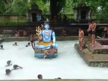 पिपरिया झिराना कुंड सावन  में श्रद्धालुओं का ताता बच्चे ले रहे मजा