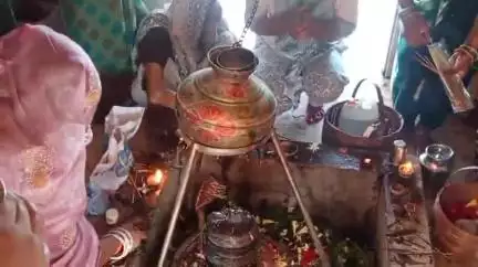 बांसडीह: कस्बा बांसडीह सहित ग्रामीण क्षेत्रों में सावन के प्रथम सोमवार को जलाभिषेक के लिए मंदिरों में उमड़ी भक्तों की भीड़