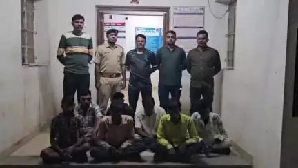 વાલિયા: વાલિયા પોલીસે તુણા ગામના બસ સ્ટેશન ફળિયામાં જુગાર રમતા સાત જુગારીયાઓને 71 હજારથી વધુના મુદ્દામાલ સાથે ઝડપી પાડ્યા હતા.