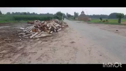 उतरौला: सादुल्लाह नगर में लकड़ी व्यापारियों द्वारा लकड़ी के बोट को सड़क किनारे रखने से दुर्घटना की संभावना बढ़ी