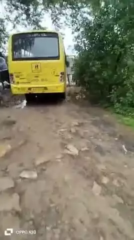 कोलारस: कोलारस जेल रोड पर रास्ता खराब होने से बस ड्राइवर वार्ड वासियों की नाराजगी का वीडियो वायरल देखिए