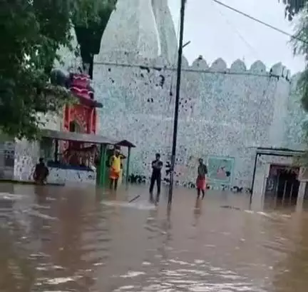 तालबेहट: प्रसिद्ध सिद्ध पीठ देवा माता मंदिर मूसलाधार बारिश के कारण जलमग्न, कई श्रद्धालु मंदिर में फंसे, वीडियो हुआ वायरल
