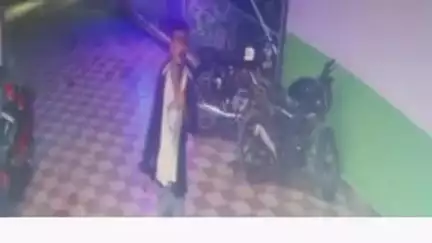 गुमला: कॉकटेल बार के बाहर से बुलेट चोरी, सीसीटीवी में कैद हुई घटना
