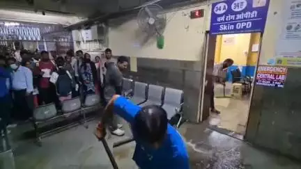 अजमेर: कल हुई बारिश के बाद अजमेर के जवाहरलाल नेहरू अस्पताल की ओपीडी में भरा पानी, लगातार निकाला जा रहा बाहर