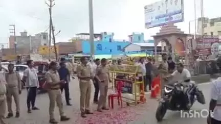 टूंडला: सुभाष चौराहे पर पुलिस कर्मियों ने कावड़ियों पर की पुष्प वर्षा