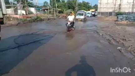 कोरबा: ठेकेदार और एसईसीएल प्रबंधन की लापरवाही से आम राहगीर हो रहे हैं परेशान