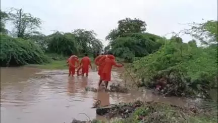 રાણપુર: ગોધાવટા ગામે કાર તણાવાની ધટનામા 1 સાધુ લાપતા  હોય તેની શોધખોર માટે NDRFની ટીમ ઘટના સ્થળે પહોંચી શોધખોળ હાથ ધરી
