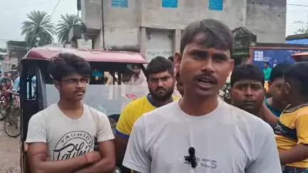 মানবাজার ১: রাস্তা খারাপ এর জের!পেদ্দা গ্রামে রাস্তায় দড়ি বেঁধে পথ অবরোধ এলাকাবাসীদের