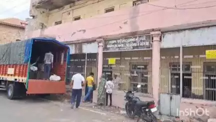ધ્રાંગધ્રા: નાયબ કાર્યપાલક ઈજનેર કચેરીની છત ધરાસાઈ થતા ના ન્યુઝ પ્રસ્તિત કરાતા ઓફિસ અન્ય જગ્યાએ મકાન ભાડે રાખીને ખસેડાય#jansamasya