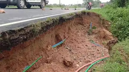 বলরামপুর: প্রবল বৃষ্টিতে বলরামপুর বাগমুন্ডি রাজ্য সড়কে একাধিক জায়গায় ধস চলছে ঝুঁকি পূর্ণ যাতায়াত