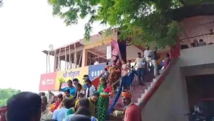 उन्नाव: मगरवारा के प्रसिद्ध गोकुलबाला मंदिर में भक्तों की उमड़ी भारी भीड़