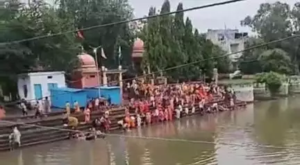सीहोर नगर: सावन के पहले सोमवार पर सीवन नदी में उमड़ी कावड़ियों की भीड़, जल लेने पहुंचे श्रद्धालु