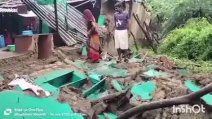 मांगरौल: मांगरोल क्षेत्र में लगातार बारिश से मूडंली गांव का कच्चा मकान हुआ धराशाई, परिवार के लोग बाल-बाल बचे